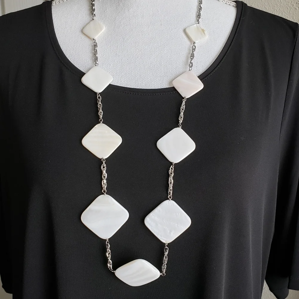 STATEMENT NECKLACE SILVER LINK CHAIN WITH WHITE SQUARE BEADS